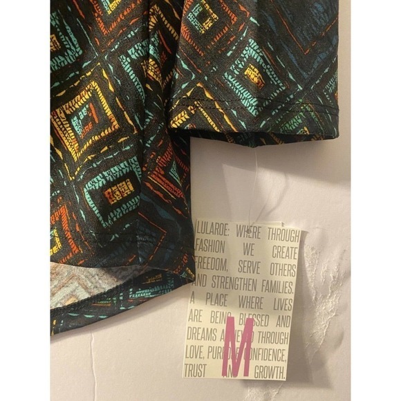 Lularoe Lynnae Long Sleeve Shirt Top Green Geometric Size Medium NWT - Picture 3 of 7